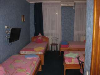 Отель Hotel Dubrava Полтава Четырехместный номер с ванной комнатой-3